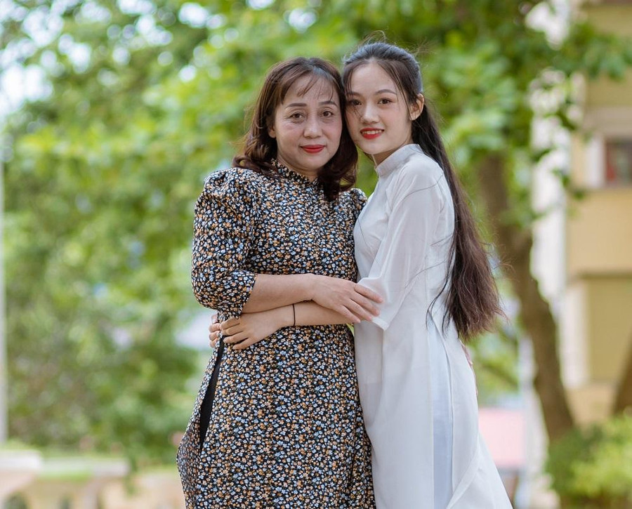 Cao Thùy Linh Son cùng cô giáo chủ nhiệm Đặng Thị Thủy. Ảnh LS.