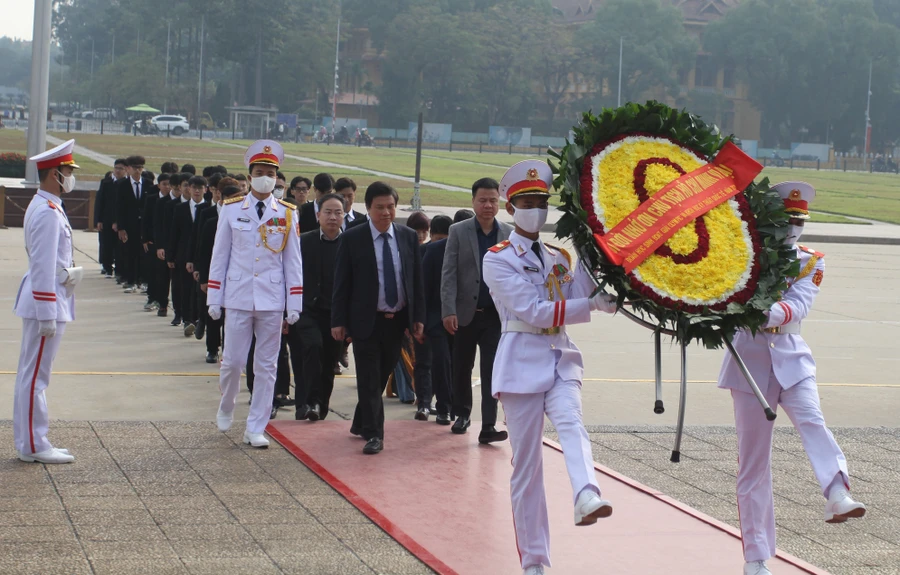 Đoàn đại biểu vào Lăng báo công dâng Bác.