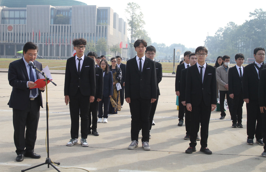 Thứ trưởng Nguyễn Hữu Độ nhấn mạnh: Năm 2022, Việt Nam có một học sinh đạt điểm tuyệt đối 42/42, giành Huy chương Vàng Olympic Toán quốc tế là em Ngô Quý Đăng, cựu học sinh Trường THPT Chuyên Khoa học Tự nhiên, ĐH Quốc gia Hà Nội.