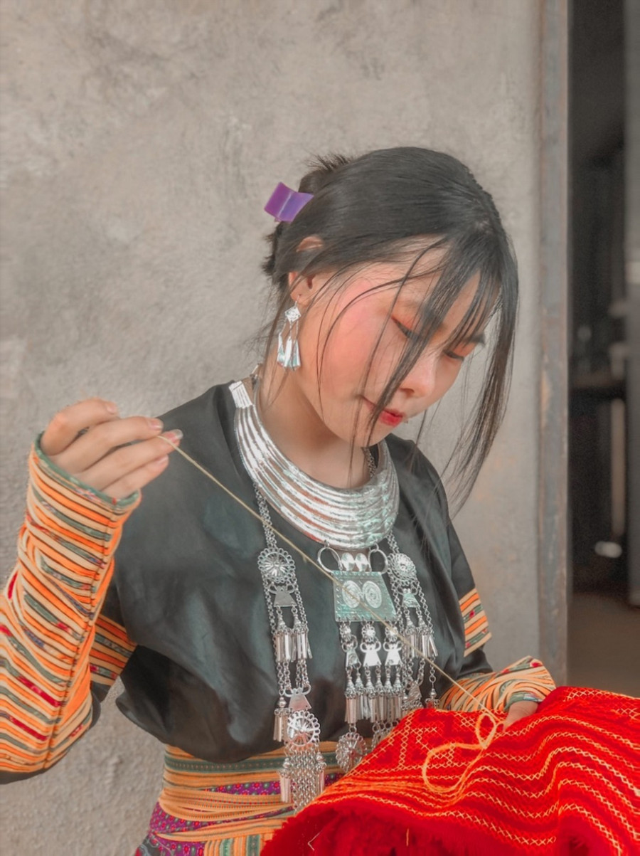 Mùa Thị May đang may trang phục truyền thống của dân tộc mình. Ảnh NVCC. Mùa Thị May đang may trang phục truyền thống của dân tộc mình. Ảnh NVCC.