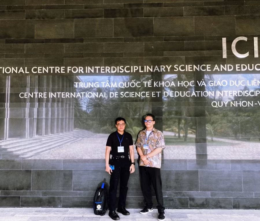 Thầy Nguyễn Công Minh (bên trái) cùng đồng nghiệp trong một chuyến công tác. Ảnh NVCC