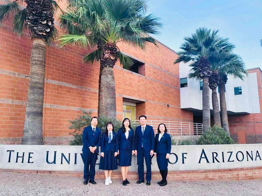 TS. Đoàn Trung Kiên (thứ hai, bên phải) - Hiệu trưởng Trường ĐH Luật Hà Nội cùng đoàn công tác. Ảnh NTCC. TS. Đoàn Trung Kiên (thứ hai, bên phải) - Hiệu trưởng Trường ĐH Luật Hà Nội cùng đoàn công tác. Ảnh NTCC.