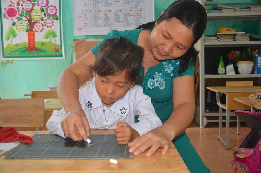 Lạng Sơn là một trong số ít tỉnh đã sớm hoàn thành biên soạn tài liệu giáo dục địa phương. Ảnh Ngô Chuyên.