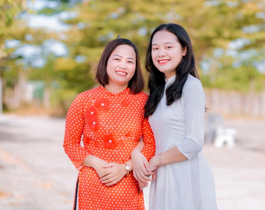 Em Sầm Thị Hiền Diệu và cô giáo chủ nhiệm của mình Hồ Thị Lợi. Ảnh NV.