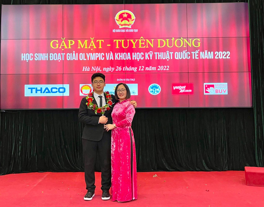 Chị Đỗ Mai Hòa và con trai. Ảnh MH.