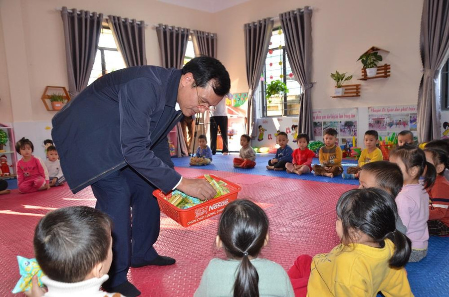 Vụ Cơ sở Vật chất, Bộ GD&amp;ĐT tặng bánh cho trẻ mầm non ở Trường Mầm non xã Đồng Tâm. Ảnh Ngô Chuyên.