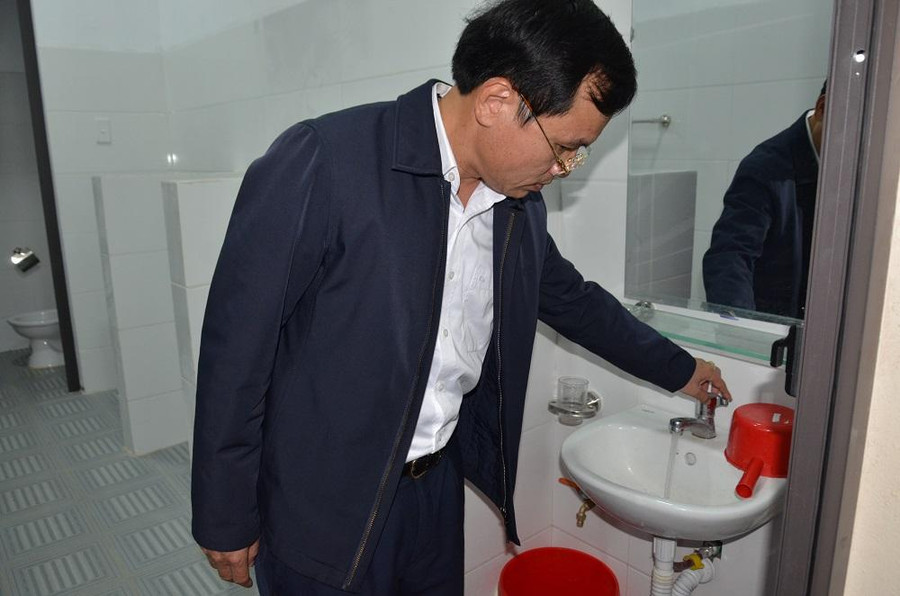 Kiểm tra hệ thống nhà vệ sinh ở Trường Mầm non Đồng Tâm. Ảnh Ngô Chuyên.