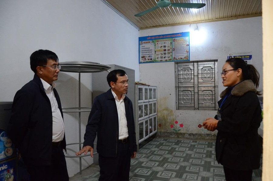 Ông Mai Văn Trinh - Vụ trưởng Vụ Cơ sở Vật chất - Bộ GD&ĐT thăm bếp ăn của Trường mầm non Đồng Tâm (Hà Giang). Ảnh Ngô Chuyên. Ông Mai Văn Trinh - Vụ trưởng Vụ Cơ sở Vật chất - Bộ GD&ĐT thăm bếp ăn của Trường mầm non Đồng Tâm (Hà Giang). Ảnh Ngô Chuyên.