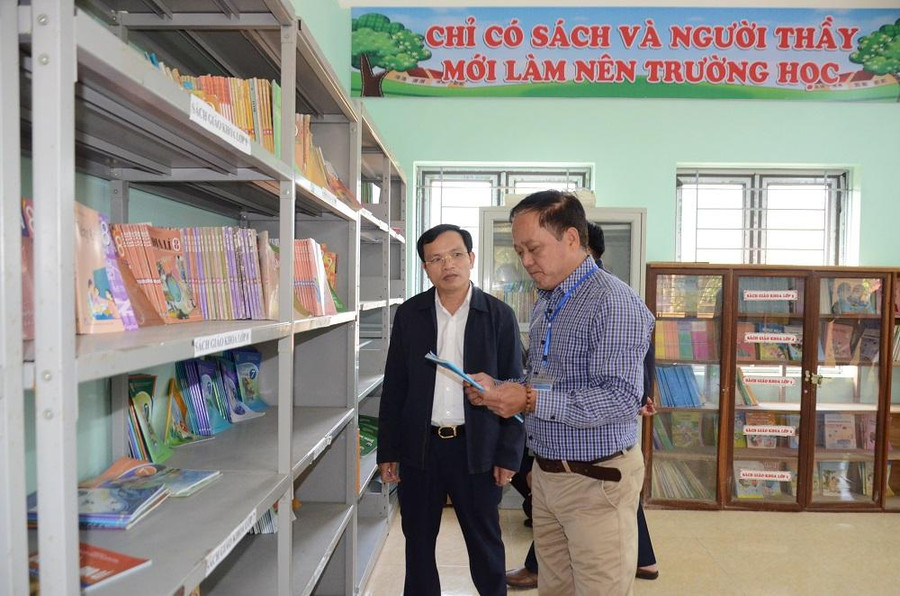 Đoàn công tác đã đến kiểm tra thư viện, các phòng học tại Trường TH &amp; THCS Đồng Tâm. Ảnh Ngô Chuyên.