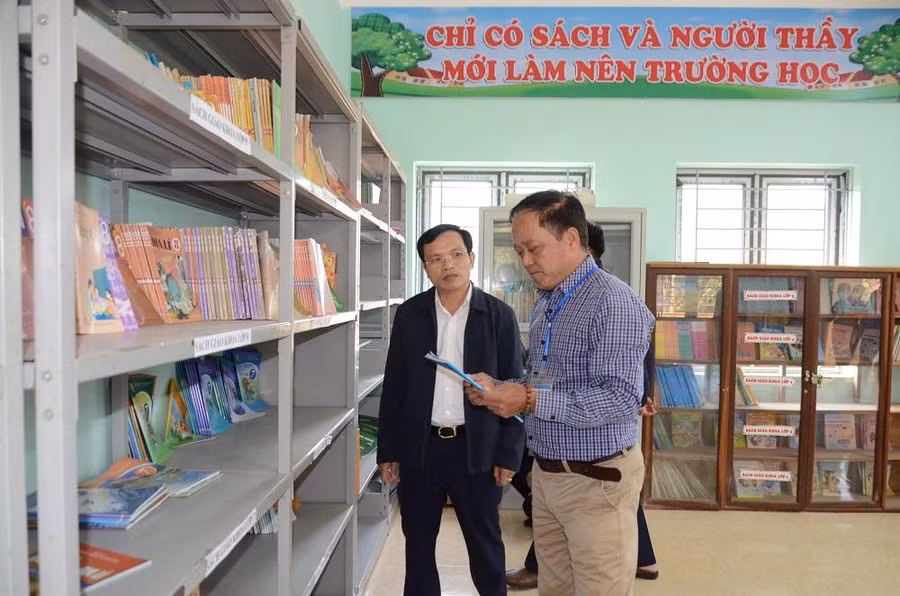Đoàn công tác đã đến kiểm tra thư viện, các phòng học tại Trường TH &amp; THCS Đồng Tâm. Ảnh Ngô Chuyên.