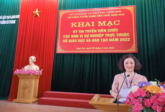 Bà Phan Mỹ Hạnh, Phó Giám đốc Sở GD&ĐT phát biểu khai mạc kỳ thi tuyển dụng viên chức các đơn vị sự nghiệp trực thuộc Sở GD&ĐT năm 2022.