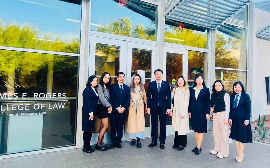 Đoàn công tác Trường ĐH Luật Hà Nội gặp gỡ với các sinh viên khóa 1 chương trình liên kết đào tạo giữa Trường ĐH Luật Hà Nội và Trường Luật, Đại học Arizona. Đoàn công tác Trường ĐH Luật Hà Nội gặp gỡ với các sinh viên khóa 1 chương trình liên kết đào tạo giữa Trường ĐH Luật Hà Nội và Trường Luật, Đại học Arizona.