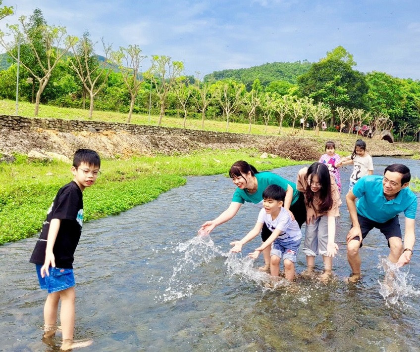 Nhiều gia đình đã cho con đến đây để được trải nghiệm hoạt động làm nông cũng như vui chơi với thiên nhiên. Ảnh NVCC.