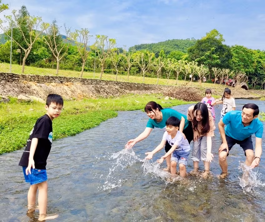 Nhiều gia đình đã cho con đến đây để được trải nghiệm hoạt động làm nông cũng như vui chơi với thiên nhiên. Ảnh NVCC.