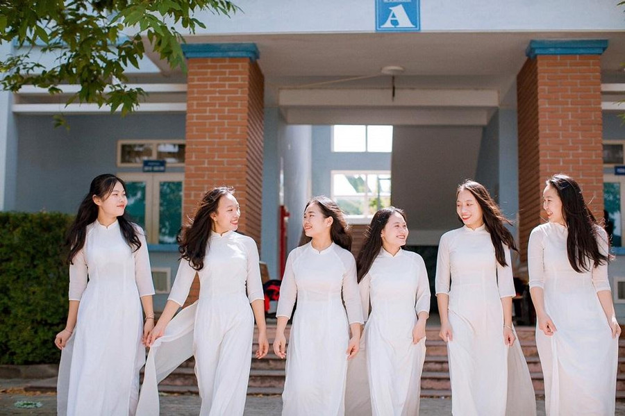 Lữ Thị La Nhung (thứ 3 từ trái sang) cùng các bạn của mình. Ảnh LN