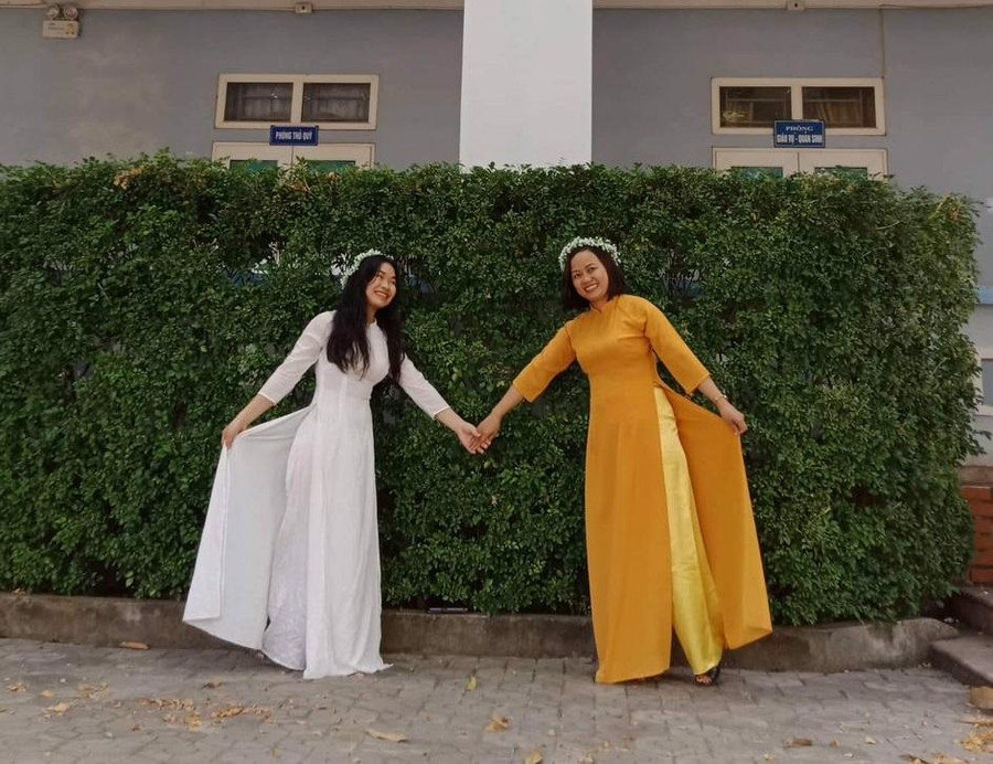 Em Lữ Thị La Nhung cùng cô Hồ Thị Hợi – giáo viên dạy môn Địa lý, Trường PTDTNT THPT số 2 Nghệ An (tỉnh Nghệ An). Ảnh LN.