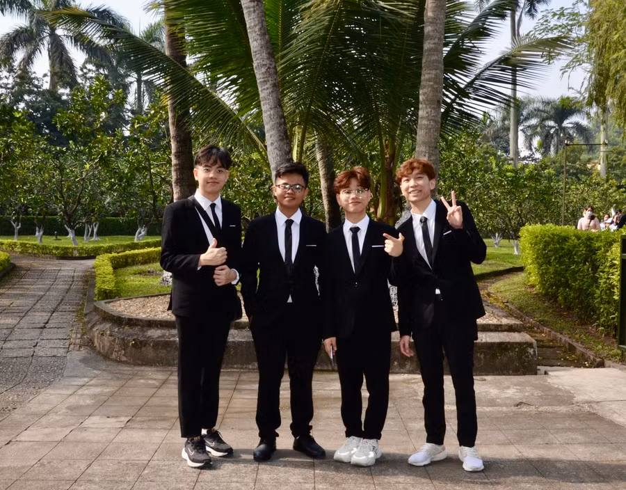 Bốn học sinh đạt Huy chương Vàng Olympic Hóa học quốc tế năm 2022 vui mừng được tham dự Lễ báo công dâng Bác.