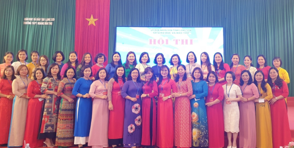 Giáo viên tham dự hội thi. Giáo viên tham dự hội thi.