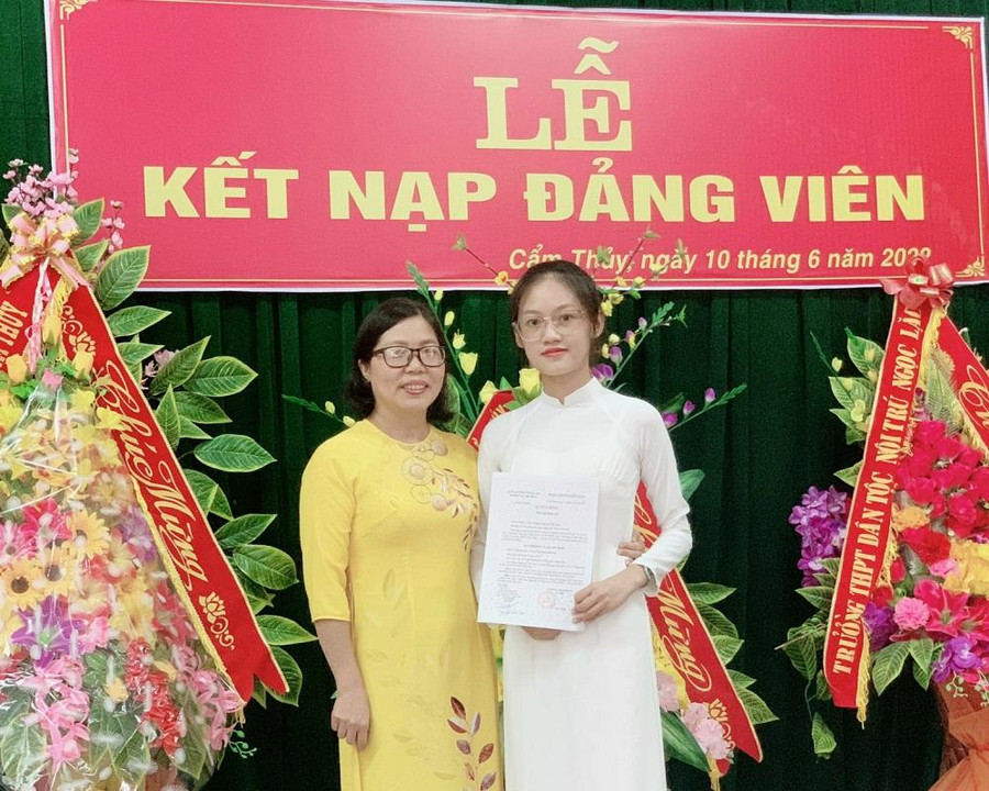 Cao Thùy Linh Son vinh dự được kết nạp vào Đảng ở tuổi 18, khi còn là học sinh trường THPT Cẩm Thủy 1.