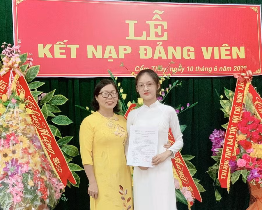 Cao Thùy Linh Son vinh dự được kết nạp vào Đảng ở tuổi 18, khi còn là học sinh trường THPT Cẩm Thủy 1.