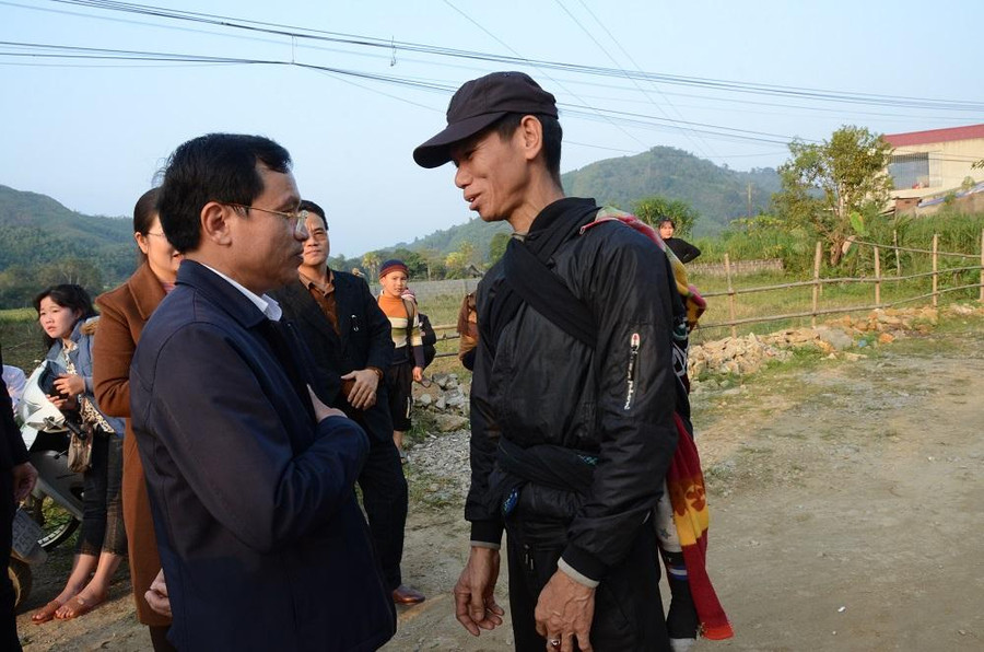 Ông Mai Văn Trinh – Vụ trưởng Vụ Cơ sở Vật chất Bộ GD&ĐT và đoàn công tác lắng nghe những chia sẻ của người dân. Ảnh Ngô Chuyên.