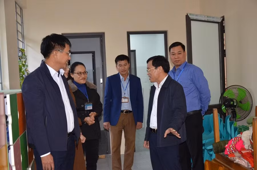 Đoàn công tác đi thăm thực tế tại các trường học. Ảnh Ngô Chuyên.