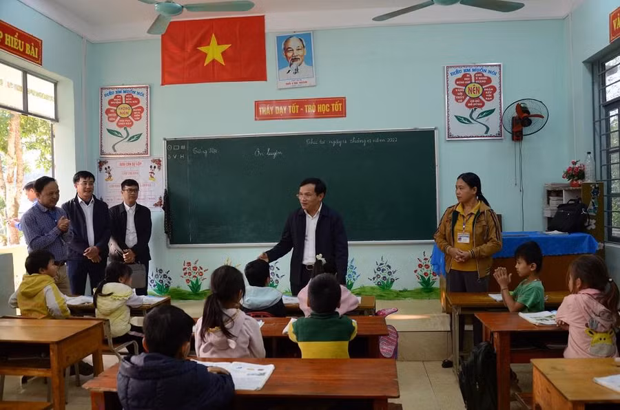 Đoàn công tác kiểm tra và thăm một số lớp học. Ảnh Ngô Chuyên.