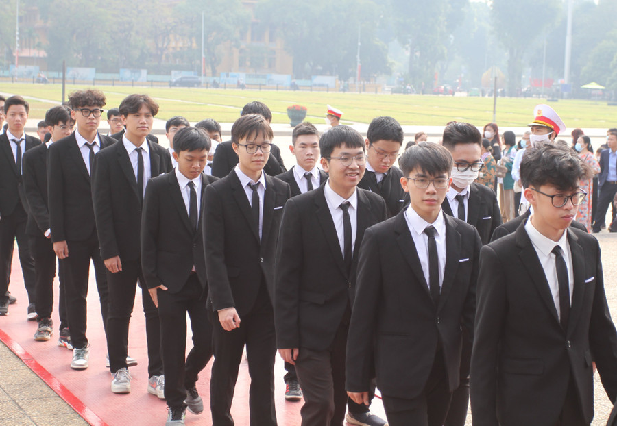 Các học sinh tham dự lễ báo công chia sẻ: &quot;Chúng em rất vui và hạnh phúc khi được dâng lên Bác những thành tích học tập của mình. Chúng em xin cảm ơn các thầy cô, nhà trường, Bộ GD&amp;ĐT đã tạo điều kiện cho chúng em học tập, nghiên cứu để tham gia kỳ thi này. Những tấm huy chương, bằng khen chính là lời cảm ơn chúng em muốn dành tặng các thầy cô, gia đình&quot;.