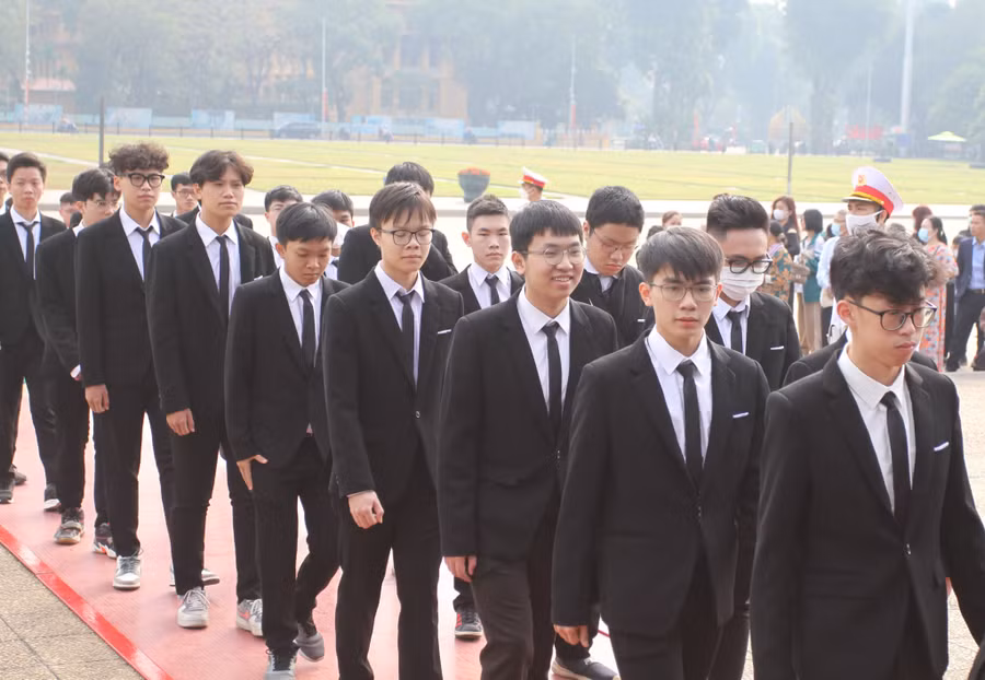 Các học sinh tham dự lễ báo công chia sẻ: "Chúng em rất vui và hạnh phúc khi được dâng lên Bác những thành tích học tập của mình. Chúng em xin cảm ơn các thầy cô, nhà trường, Bộ GD&amp;ĐT đã tạo điều kiện cho chúng em học tập, nghiên cứu để tham gia kỳ thi này. Những tấm huy chương, bằng khen chính là lời cảm ơn chúng em muốn dành tặng các thầy cô, gia đình".