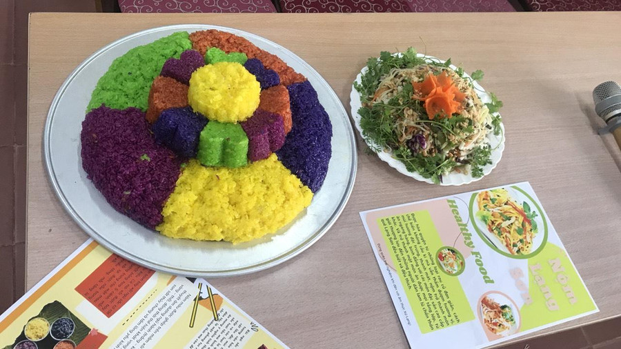 Các món ăn truyền thống xôi 7 màu của học sinh Trường THPT Hữu Lũng làm. ẢnH NT. Các món ăn truyền thống xôi 7 màu của học sinh Trường THPT Hữu Lũng làm. ẢnH NT.