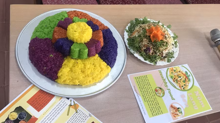 Các món ăn truyền thống xôi 7 màu của học sinh Trường THPT Hữu Lũng làm. ẢnH NT.