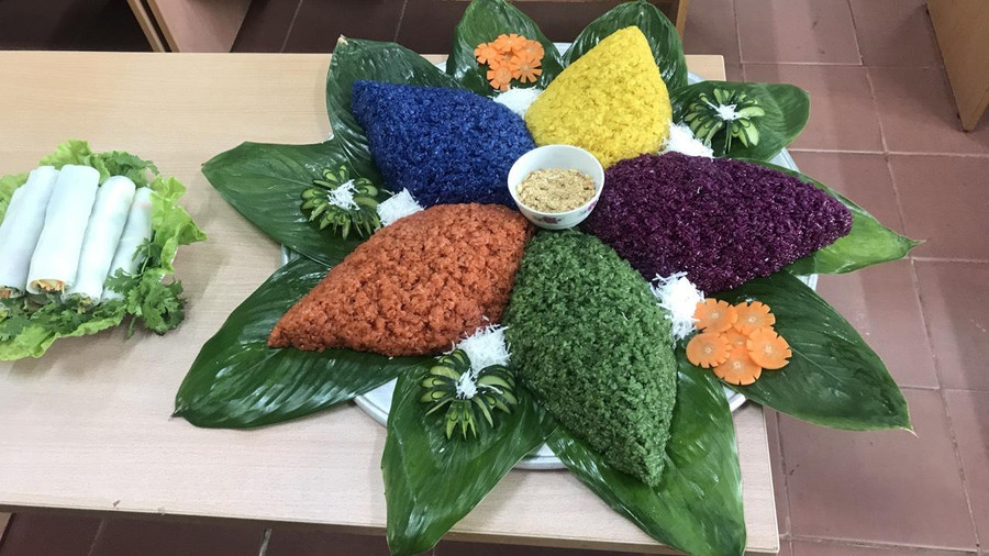 Mỗi nhóm học sinh sẽ có một cách trình bày về món truyền thống khác nhau. Ảnh NT. Mỗi nhóm học sinh sẽ có một cách trình bày về món truyền thống khác nhau. Ảnh NT.