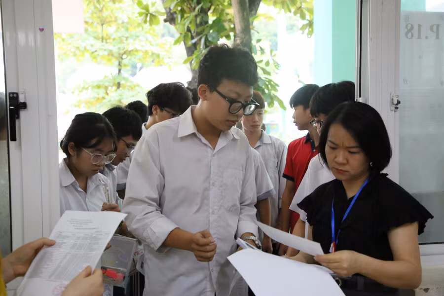 Các thí sinh làm thủ tục vào phòng thi sáng nay.