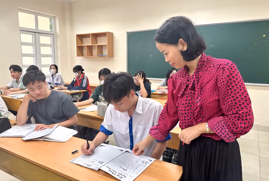 Cô trò Trường THPT Hòn Gai chạy nước rút cho Kỳ thi tốt nghiệp THPT. 