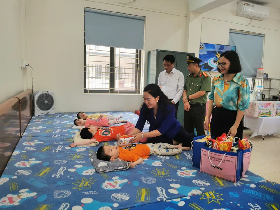 Phó Chủ tịch UBND tỉnh Nguyễn Thị Hạnh ân cần thăm hỏi các em khuyết tật nặng đang được chăm sóc tại Cơ sở bảo trợ, chăm sóc trẻ em có hoàn cảnh đặc biệt tỉnh.