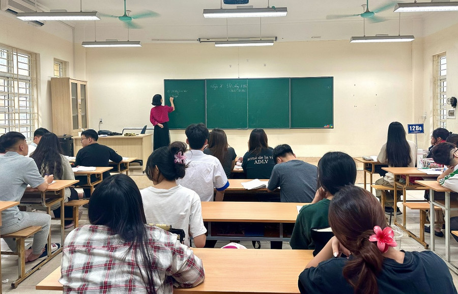 Học sinh Trường THPT Hòn Gai ôn tập chuẩn bị cho kỳ thi. Học sinh Trường THPT Hòn Gai ôn tập chuẩn bị cho kỳ thi.