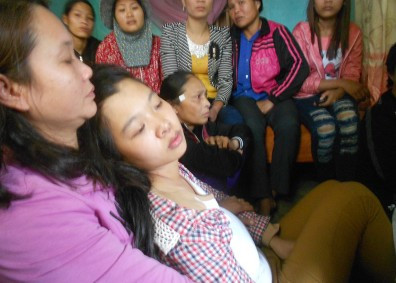 Người vợ trẻ của anh Dương đau đớn bên linh cữu chồng.