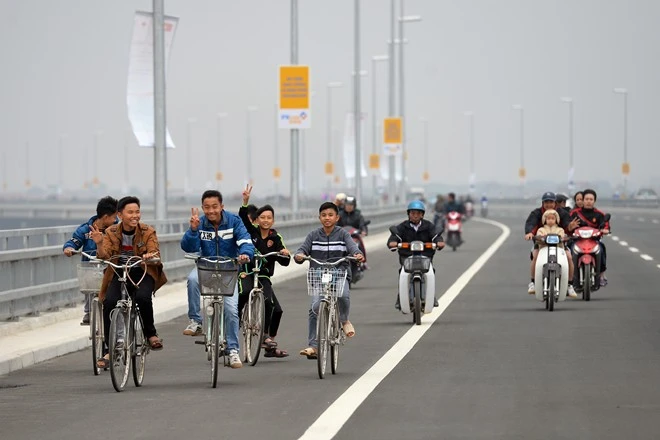 Cảnh lộn xộn trên cầu Nhật Tân khi vừa khánh thành
