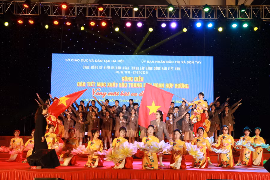 Các tiết mục được dàn dựng công phu với màu sắc đa dạng.