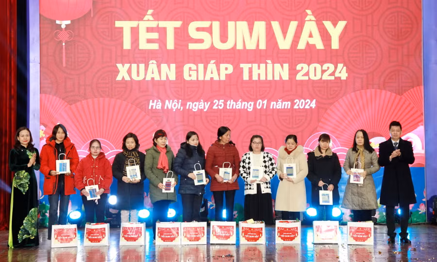 Phó Giám đốc Sở GD&amp;ĐT Hà Nội Phạm Quốc Toản và Phó Giám đốc Sở GD&amp;ĐT Hà Nội Vương Hương Giang tặng quà cho các cán bộ, giáo viên có hoàn cảnh khó khăn.