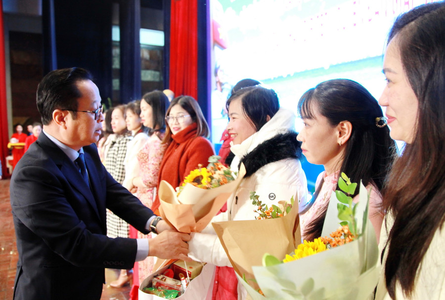 Giám đốc Sở GD&amp;ĐT Hà Nội Trần Thế Cương tặng quà chúc tết các nữ nhà giáo là vợ chiến sĩ đang làm nhiệm vụ tại biển đảo.