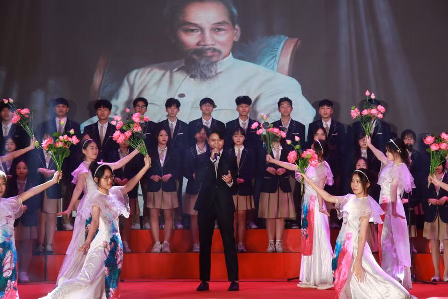 Tiết mục công diễn của Trường THPT Phan Huy Chú đại diện Cụm trường THPT Đống Đa.