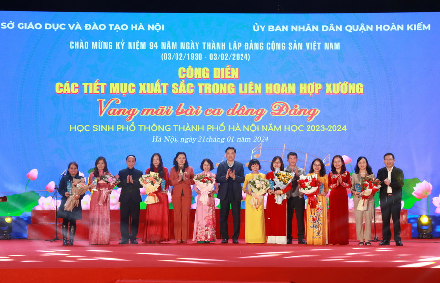 Ban tổ chức tặng hoa chúc mừng các đơn vị tham dự đêm công diễn. Ban tổ chức tặng hoa chúc mừng các đơn vị tham dự đêm công diễn.