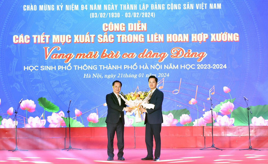 Giám đốc Sở GD&ĐT Hà Nội Trần Thế Cương tặng hoa cảm ơn đơn vị đăng cai. Giám đốc Sở GD&ĐT Hà Nội Trần Thế Cương tặng hoa cảm ơn đơn vị đăng cai.