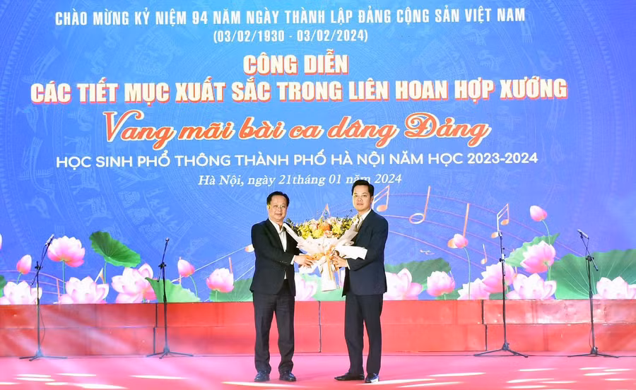 Giám đốc Sở GD&amp;ĐT Hà Nội Trần Thế Cương tặng hoa cảm ơn đơn vị đăng cai.