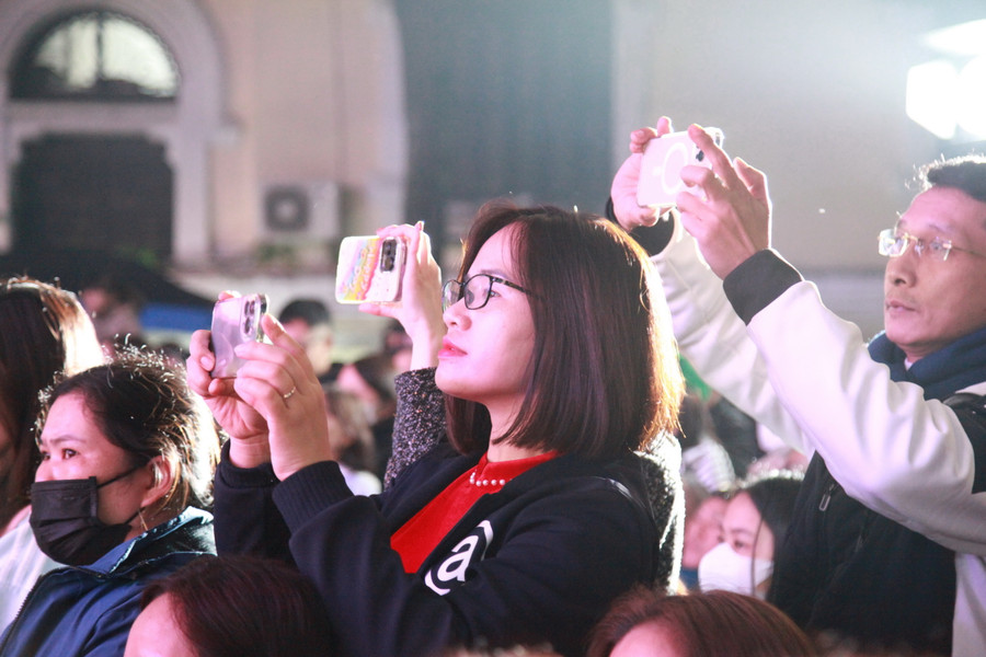 Nhân dân trên tuyến phố đi bộ Hồ Hoàn Kiếm hào hứng theo dõi đêm công diễn. Nhân dân trên tuyến phố đi bộ Hồ Hoàn Kiếm hào hứng theo dõi đêm công diễn.