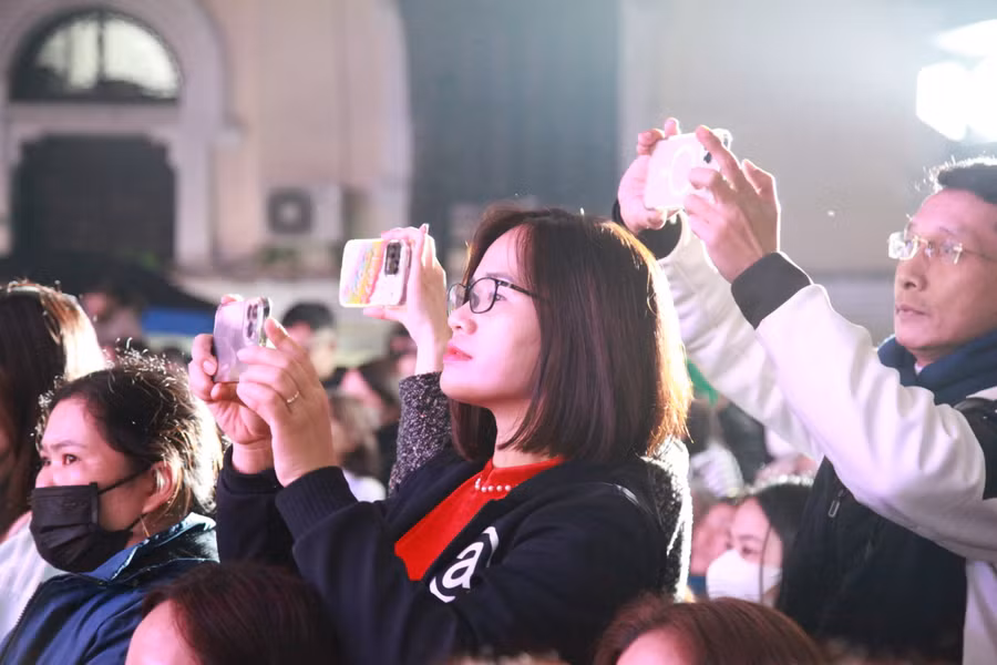 Nhân dân trên tuyến phố đi bộ Hồ Hoàn Kiếm hào hứng theo dõi đêm công diễn.