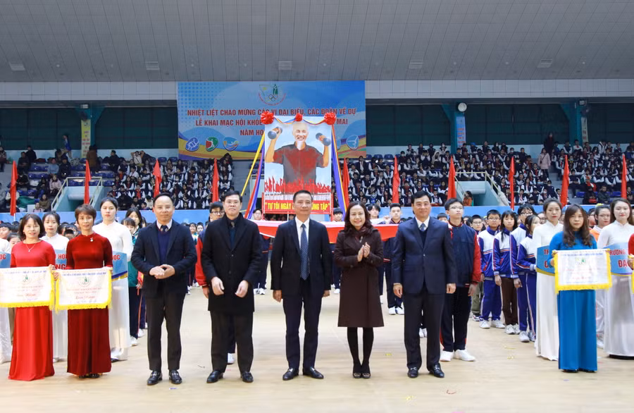 Lãnh đạo Sở GD&amp;ĐT Hà Nội và lãnh đạo quận Hoàng Mai động viên các vận động viên tham gia thi đấu.