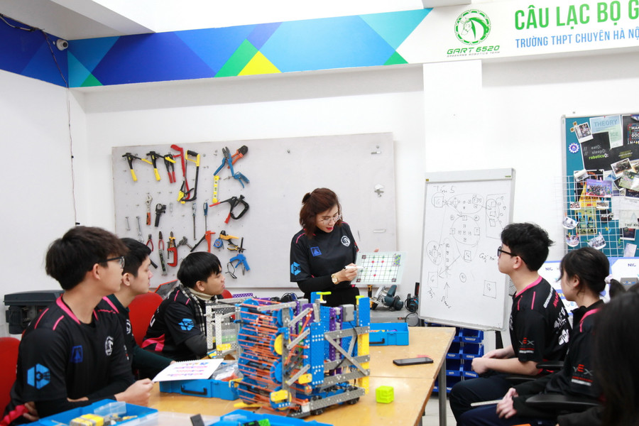 Cô giáo hướng dẫn học sinh các nguyên lý vận hành của robot.