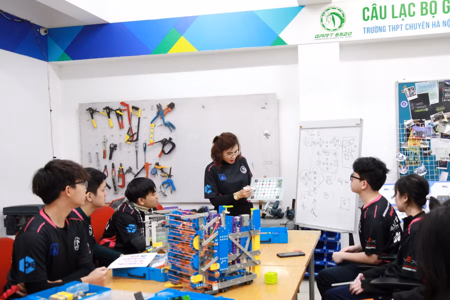Cô giáo hướng dẫn học sinh các nguyên lý vận hành của robot.